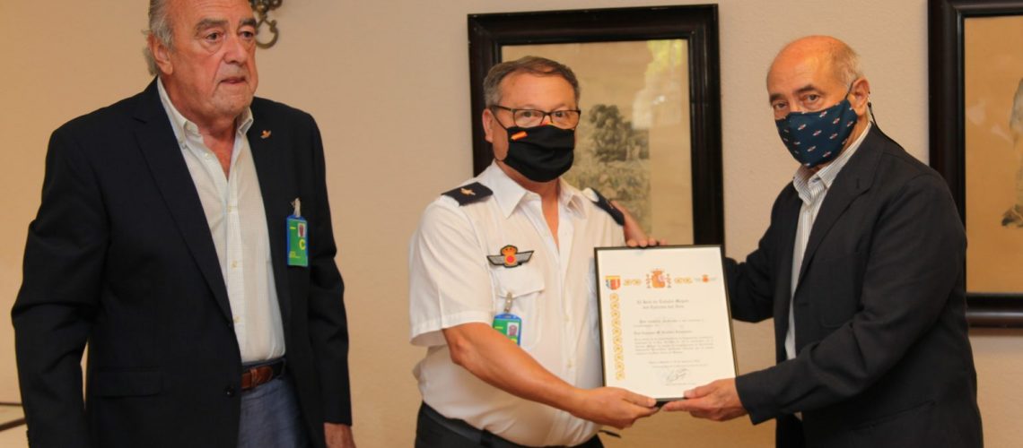 El General Moreno Josa hace entrega a D. Antonio Guillén del Diploma acreditativo como Reservista Voluntario.