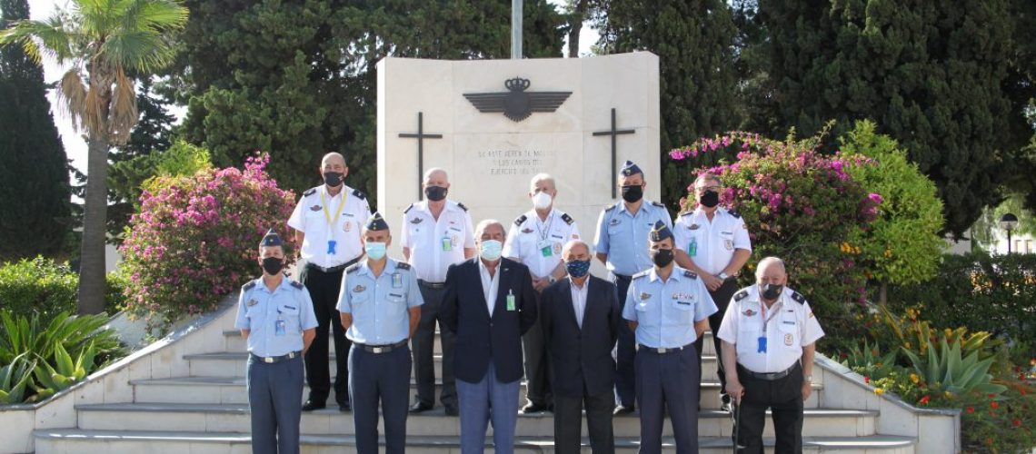 El Coronel Serrano estuvo acompañado por el General Moreno Josa, mandos de la Base Aérea de Málaga, así como una representación de Veteranos del E.A. «Gurripatos de Málaga» con su Presidente Sr. Martos a la cabeza.